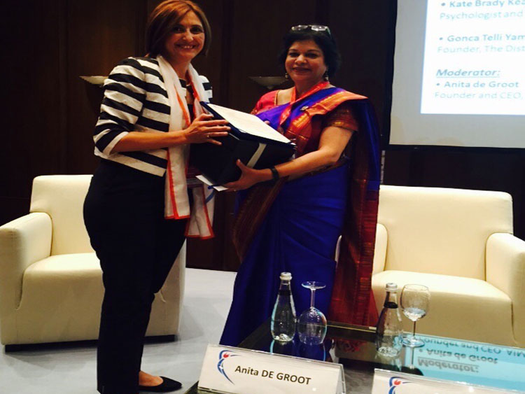 3.Daphne-Pillai-Receiving-the-token-and-appreciation-letter